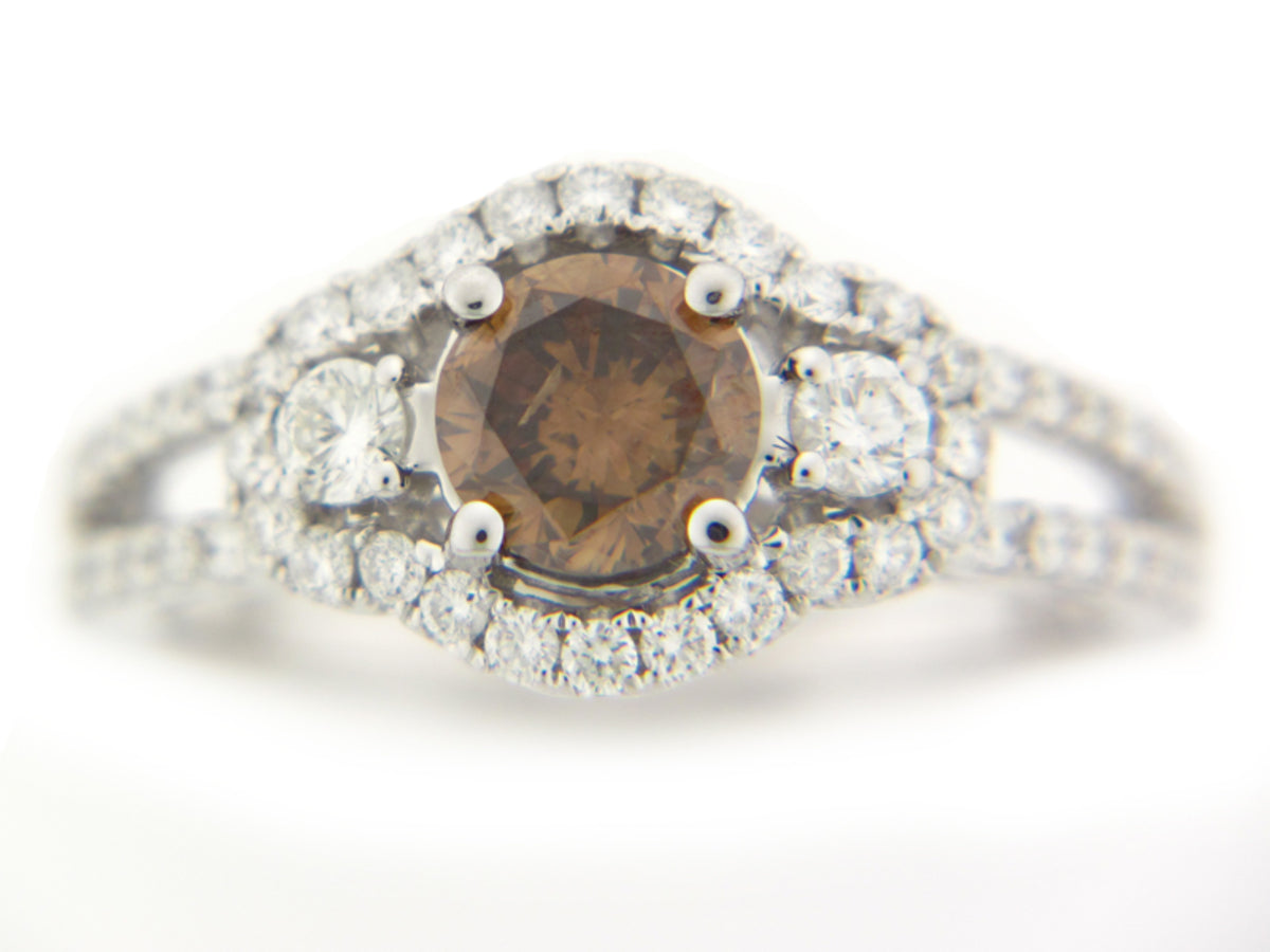 BROWN & WHITE DIAMOND RING, 18KW (N), CENTER=0.80