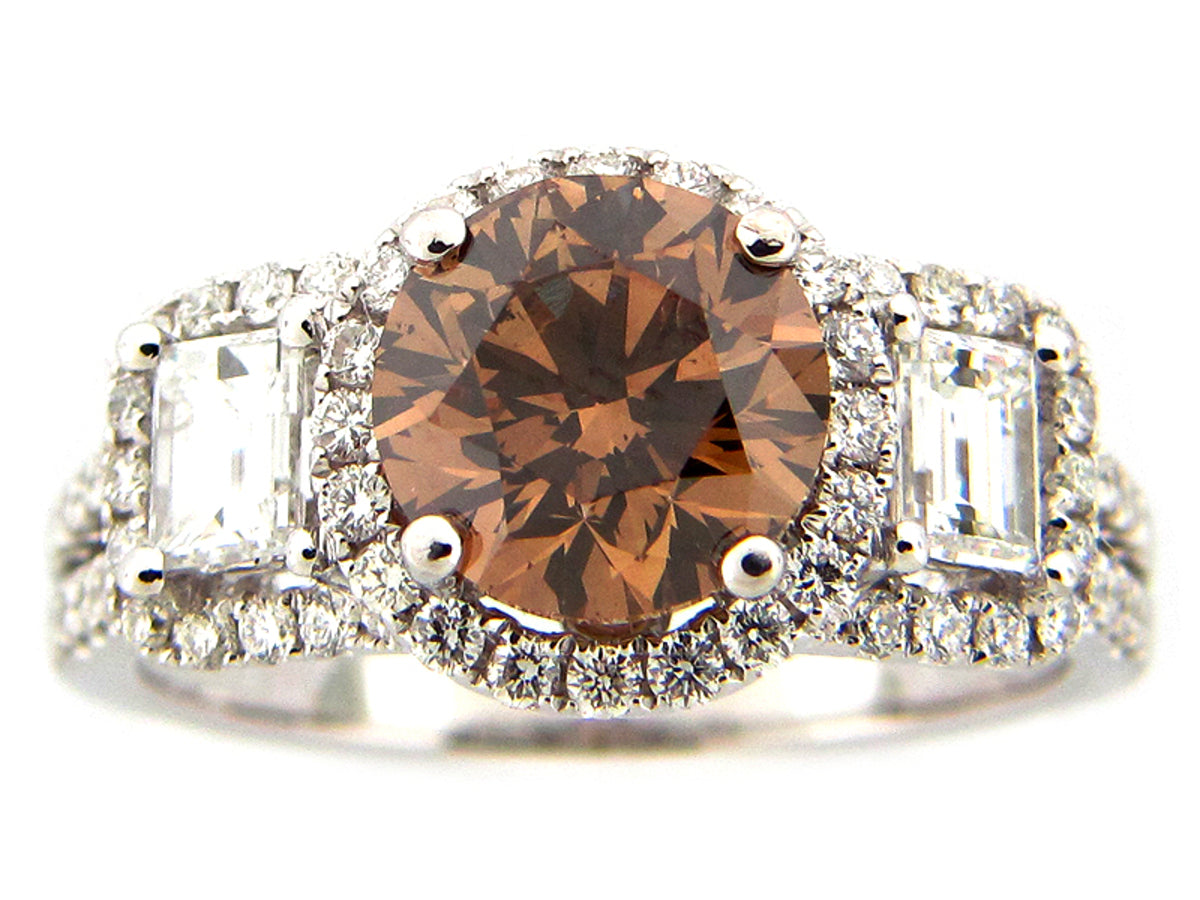 BROWN & WHITE DIAMOND RING, 18KW (N), CENTER=2.01