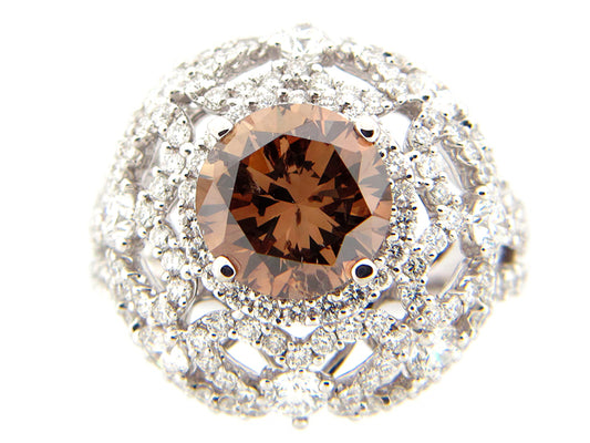BROWN & WHITE DIAMOND RING, 18KW (N), CENTER=2.56