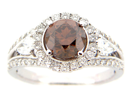 BROWN & WHITE DIAMOND RING, 18KW (N), CENTER=1.17