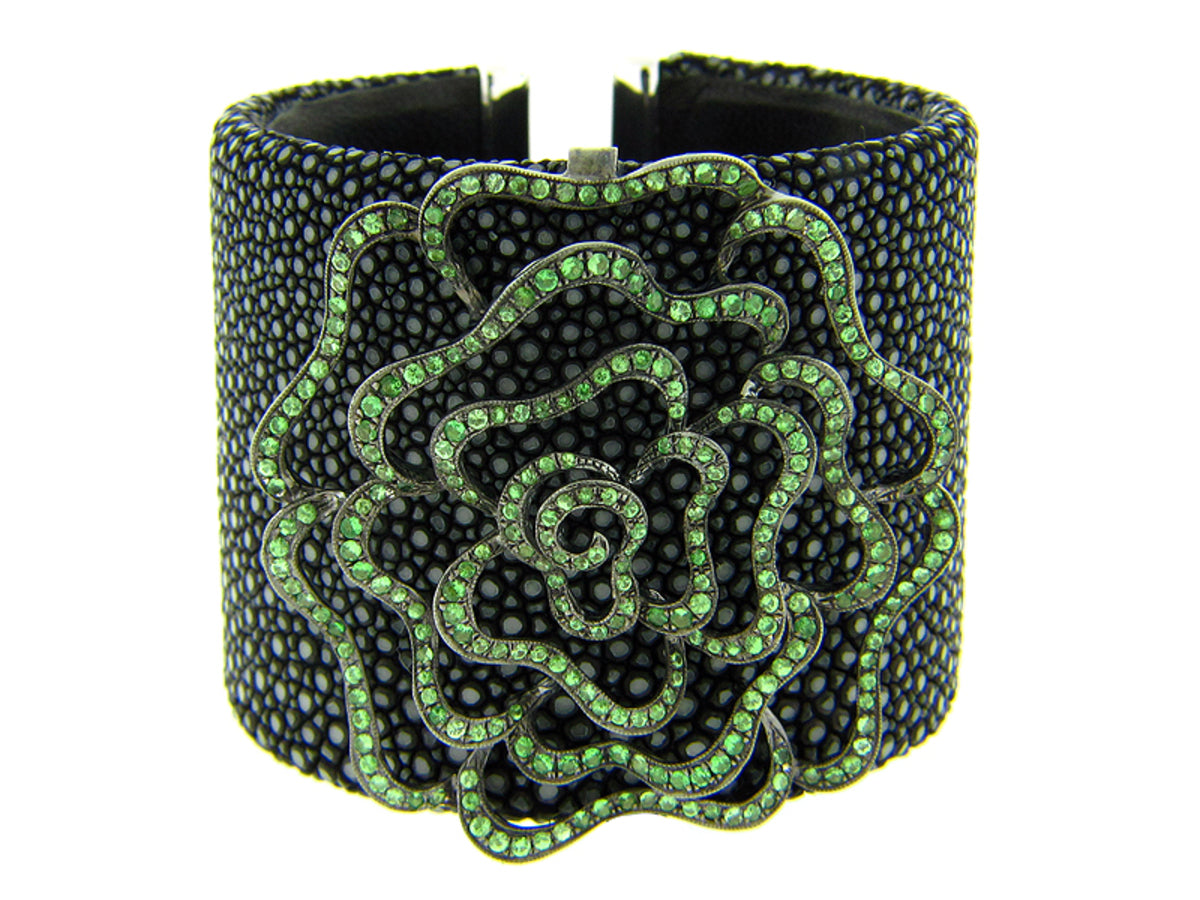 TSAVORITE BLACK STINGRAY BANGLE, SILVER (N)