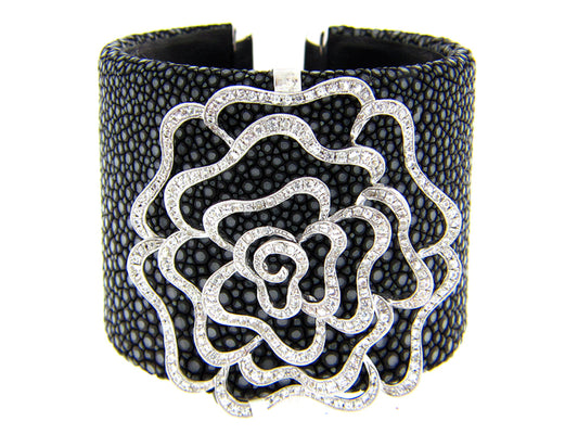 WHITE SAPPHIRE BLACK STINGRAY BANGLE, SILVER (E)