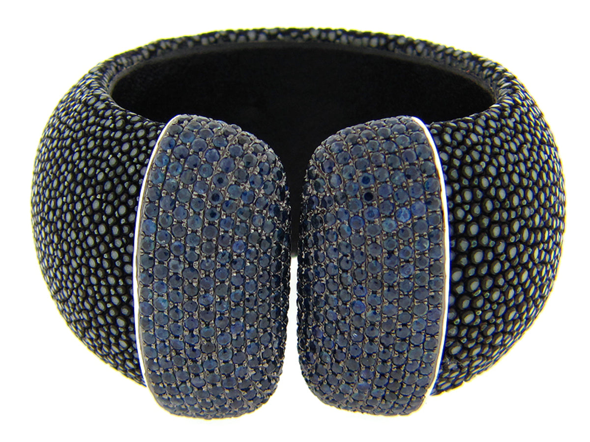 SAPPHIRE BLACK STINGRAY BANGLE, SILVER (E)