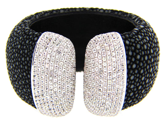 WHITE SAPPHIRE BLACK STINGRAY BANGLE, SILVER (E)